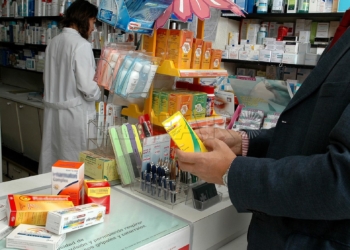 7 1 8 Denuncian pérdidas económicas por el retraso en la licencia de dos farmacias