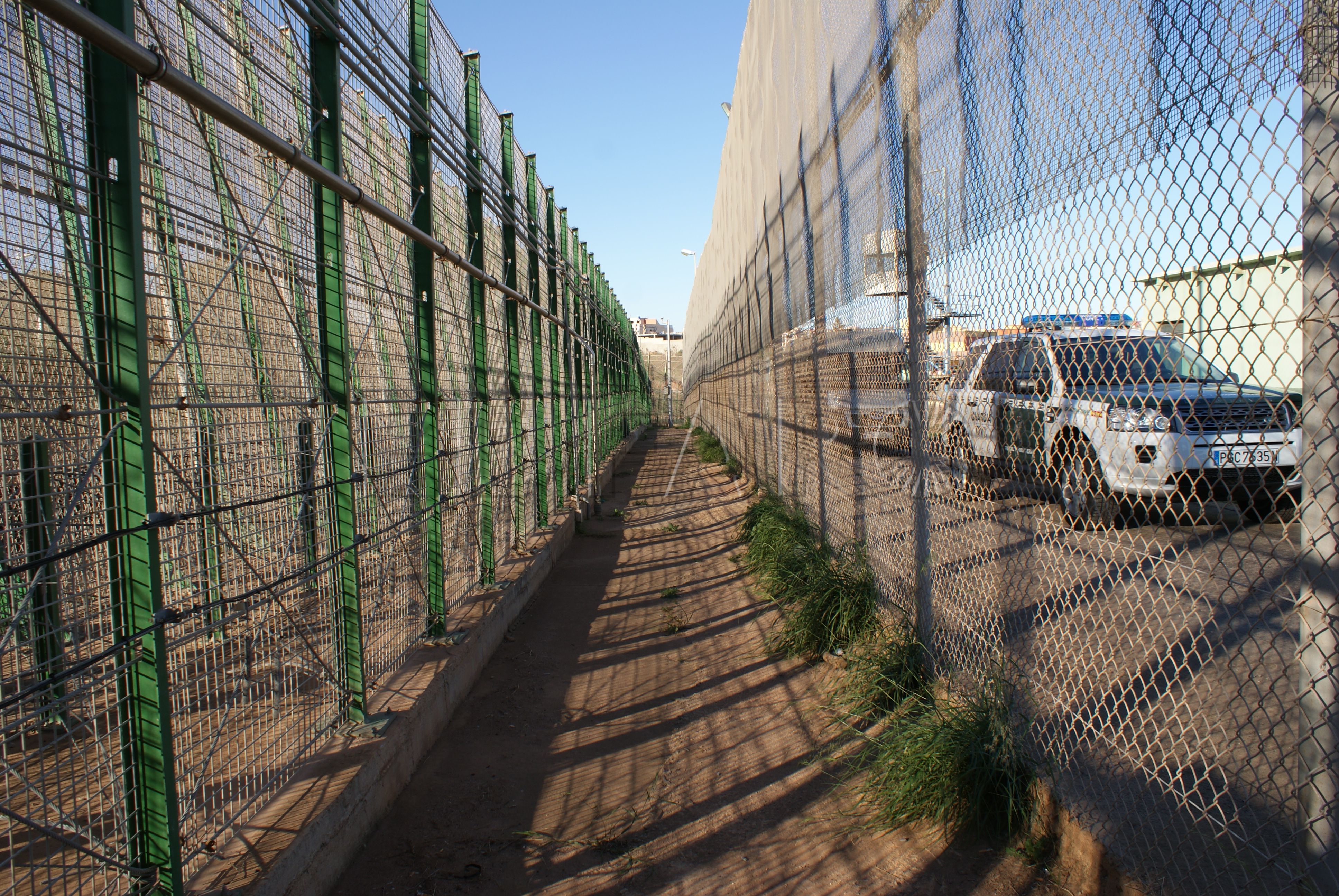 Más de 300 inmigrantes intentan sin éxito acercarse a la valla en Melilla