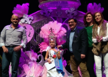 14 15 1 La reina infantil del Carnaval de Melilla luce un espectacular disfraz de estilo carroza