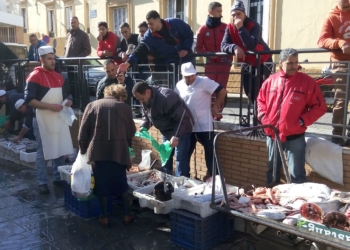 14 2 La Policía Local investiga quién entrega el pescado a vendedores ambulantes ilegales