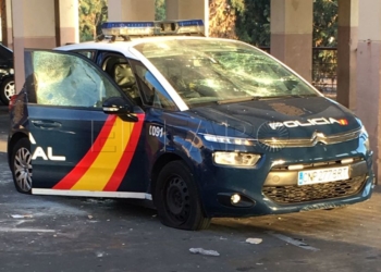 15 1 Rompe la luna de un coche policial de un ‘patatazo’ y le piden 18 meses de prisión
