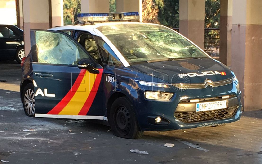 Rompe la luna de un coche policial de un ‘patatazo’ y le piden 18 meses de prisión