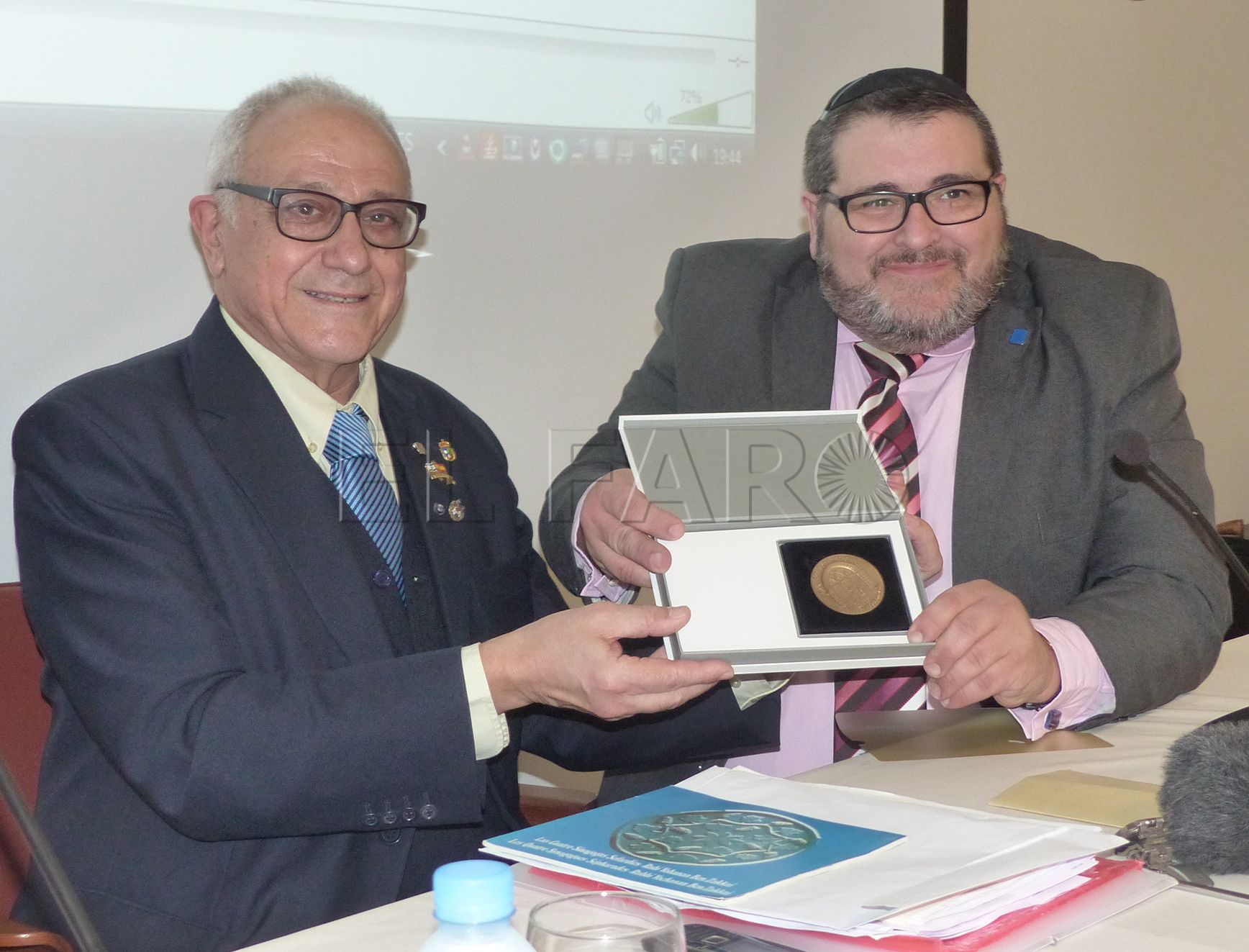 La Comunidad Sefardí de Jerusalén entrega su medalla a Mem Guímel