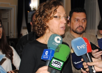 4 2 3 La moción del PSOE de un minuto de silencio por cada asesinato machista, a comisión