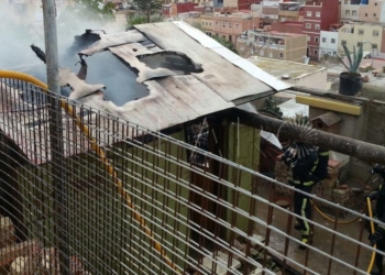 4 2 Bomberos sofocan un fuego en un cobertizo junto a la carretera del Polvorín