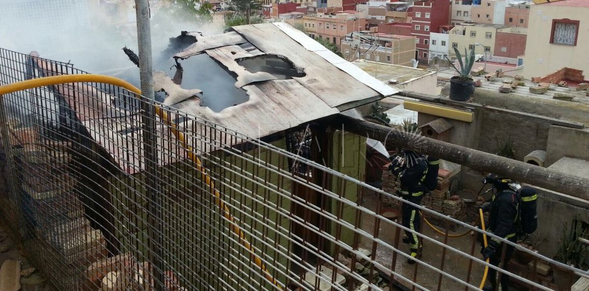 Bomberos sofocan un fuego en un cobertizo junto a la carretera del Polvorín