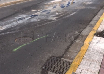 9 1 10 Un joven sin carné estrella el coche contra la farola y da positivo en el test de alcoholemia