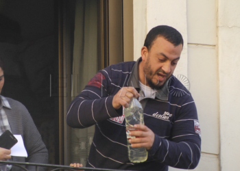 Captura de pantalla 2017 02 06 a las 17.47.41 Un hombre amenaza con prenderse fuego en público si desalojan a su familia de un hotel