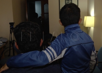 Abdelhamid Marghich, padre de la niña que se clavó un cuchillo en el abdomen, junto a su pequeño Shaid Marghich