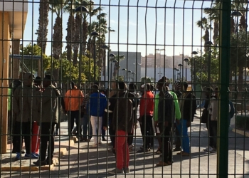 Inmigrantes del CETI reciben a 12 de los 18 subsaharianos que saltaron ayer la valla al grito de ¡Bosa!