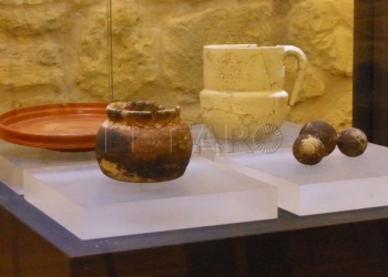 P1100823 Las Peñuelas presenta restos arqueológicos encontrados en El Cerro del Cubo en la Muestra del Mes