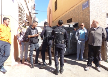 P1110444 Vecinos consiguen parar un desahucio