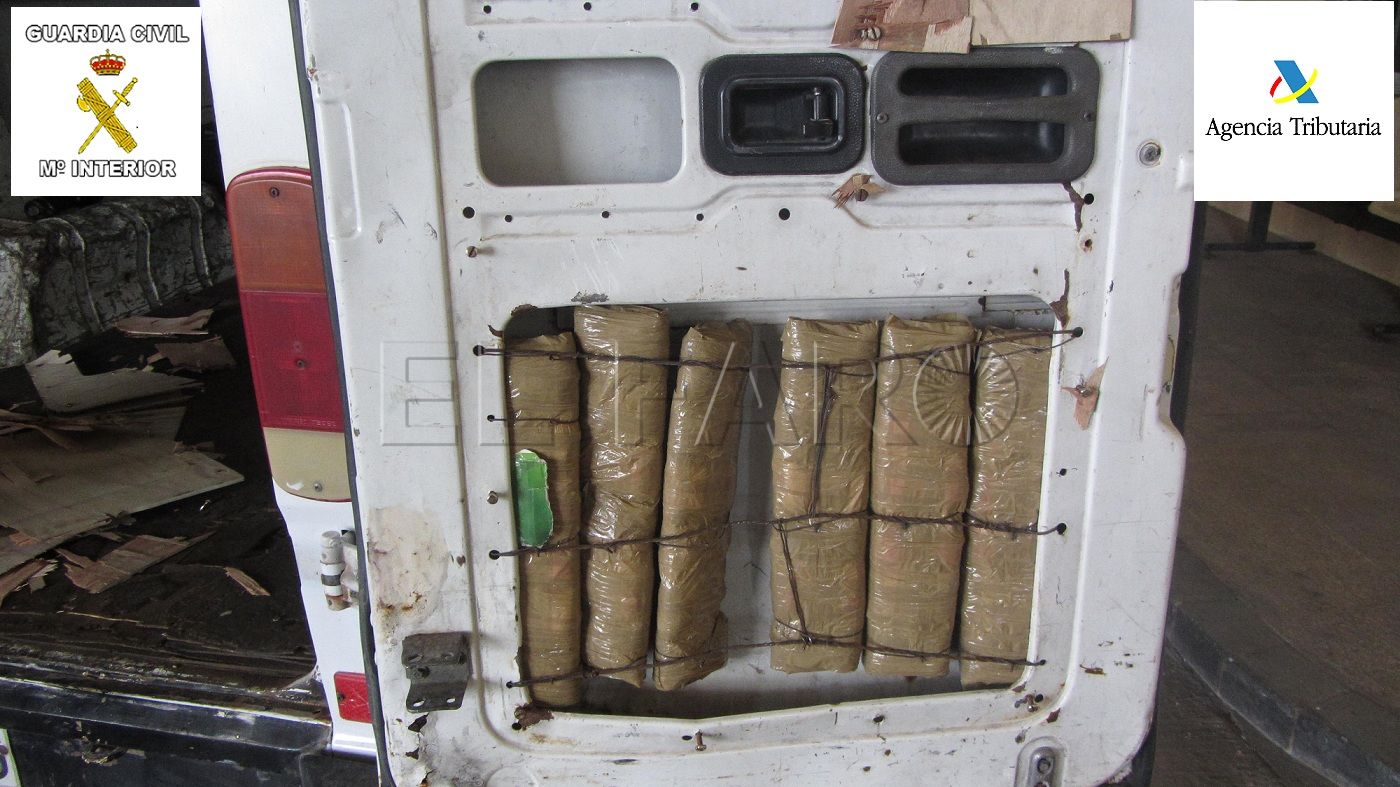 La Guardia Civil interviene 22 kg de hachís ocultos en las puertas de una furgoneta