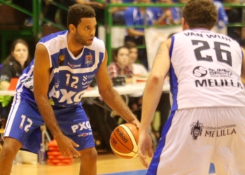 Van Wijk, en su defensa a un jugador del Marín Peixagalego.