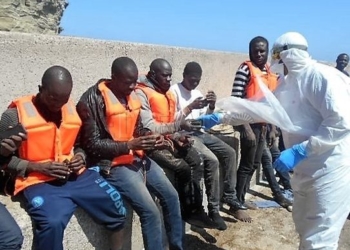 11 2 3 Salvamento rescata una patera con 33 inmigrantes en la isla de Alborán