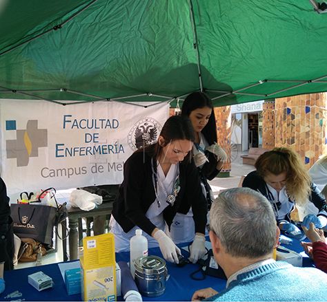 Los enfermeros celebran la festividad de su patrón con una mesa de salud