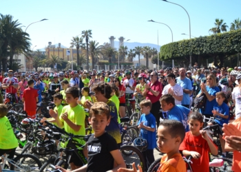 2 1 2 Alrededor de 3.000 personas salen a la calle para homenajear a Carlos Huelin