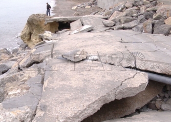 2 2 6 El temporal daña la desaladora, el acceso a la playa de la Alcazaba y borra la del Hipódromo