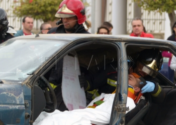 2 3 2 Los bomberos afinan su actuación en caso de accidente de tráfico con un simulacro