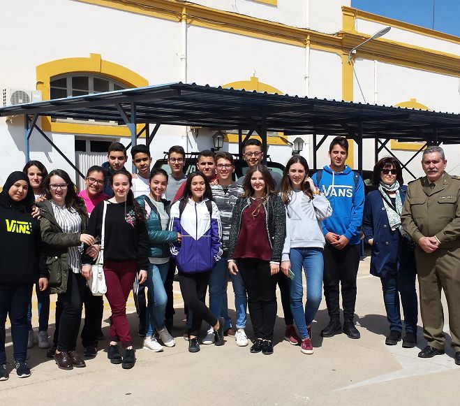 Estudiantes del instituto Virgen de la Victoria visitan el Archivo Militar