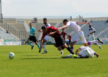 Nacho Aznar es objeto de falta por un defensor del conjunto jienense en una acción de ataque en la que el jugador melillense estaba rodeado de futbolistas rivales.