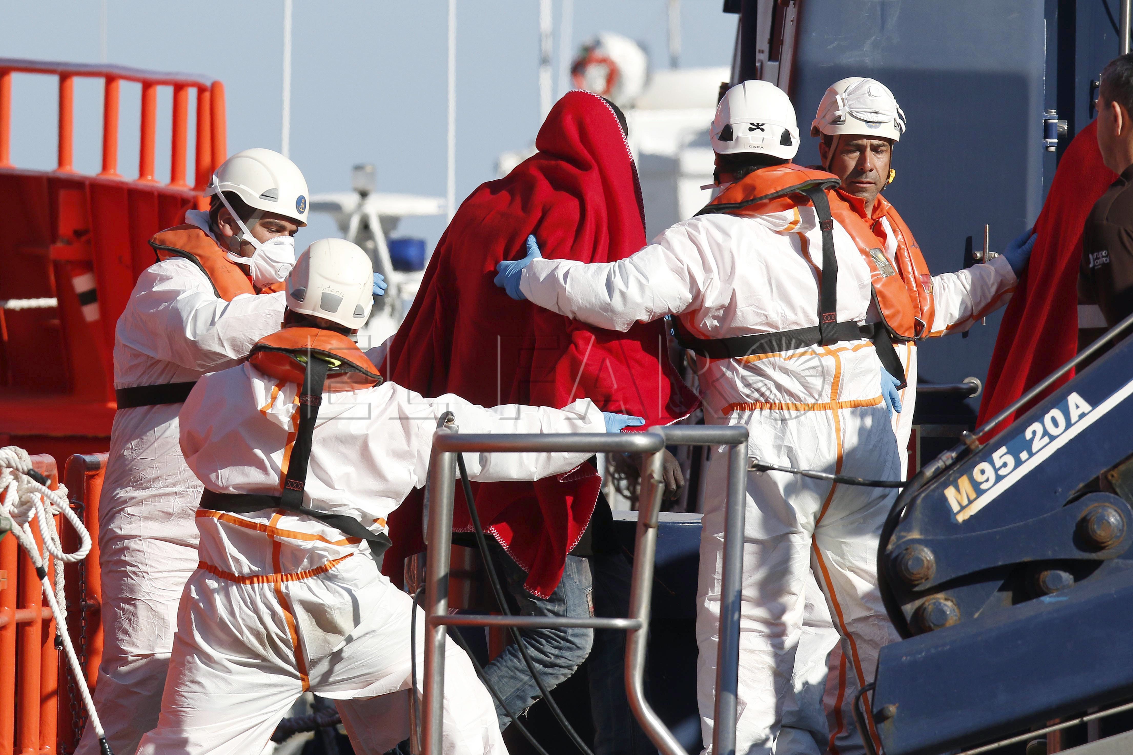 Salvamento Marítimo rescata dos pateras con 52 inmigrantes a bordo