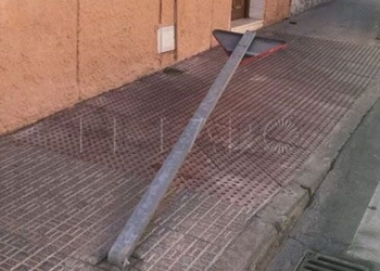 7 1 10 ­­­Más de una decena de señales de tráfico aparecen volcadas y rotas en el barrio de la Libertad