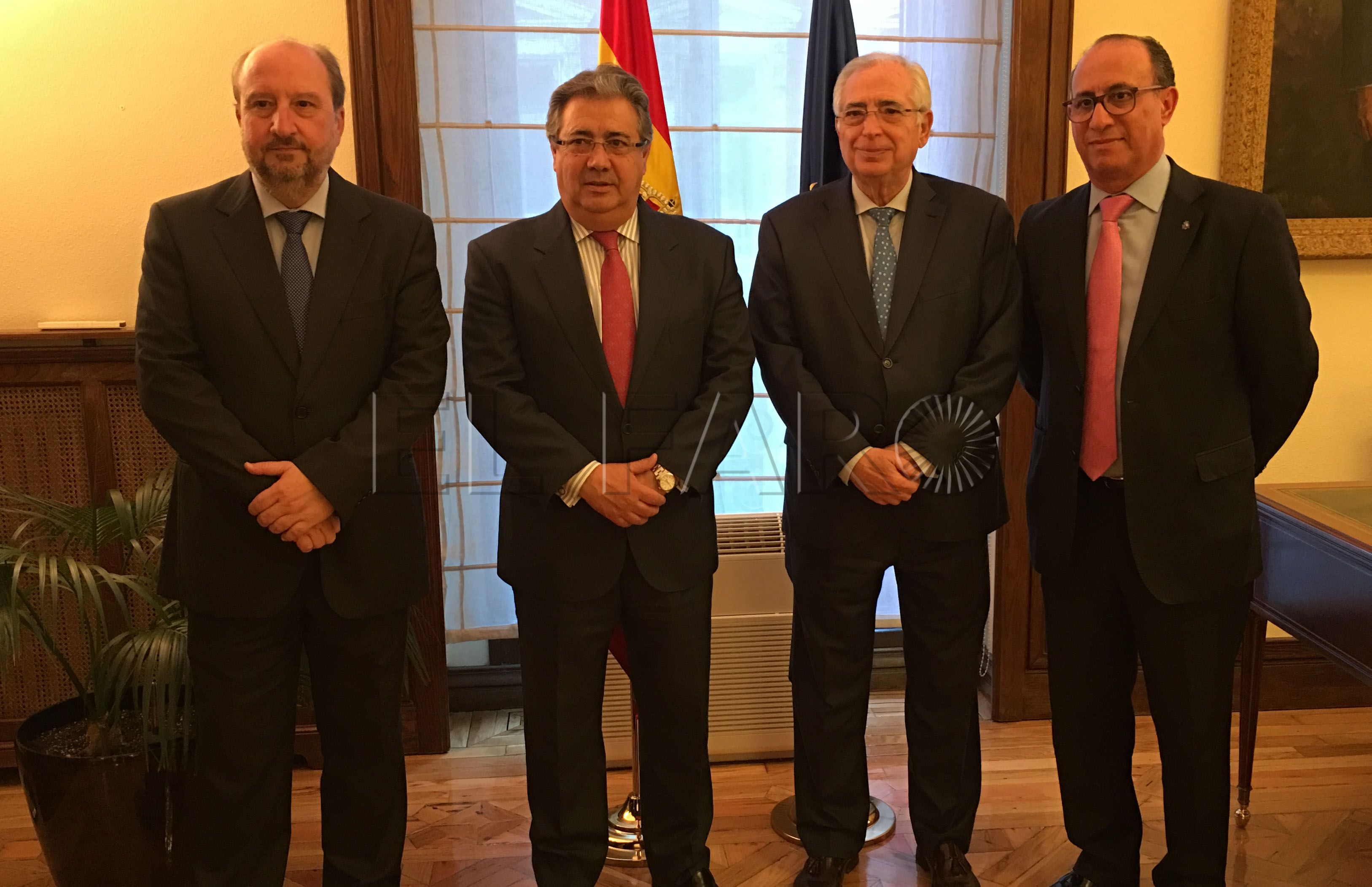 Zoido traerá más agentes y estudia que los policías de frontera tenga categoría propia