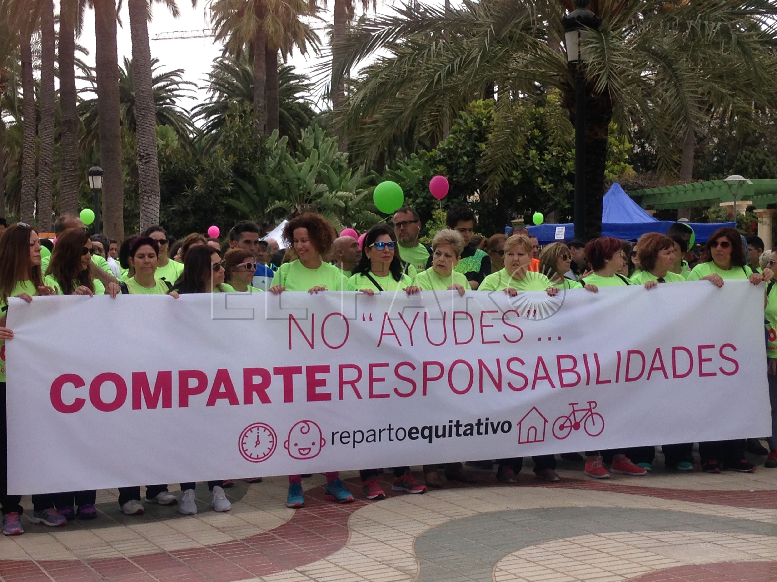 Decenas de personas han participado en la carrera y la marcha de la Mujer