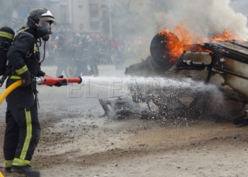 P1120693 Los bomberos rescatan a dos heridos en un accidente de tráfico simulado