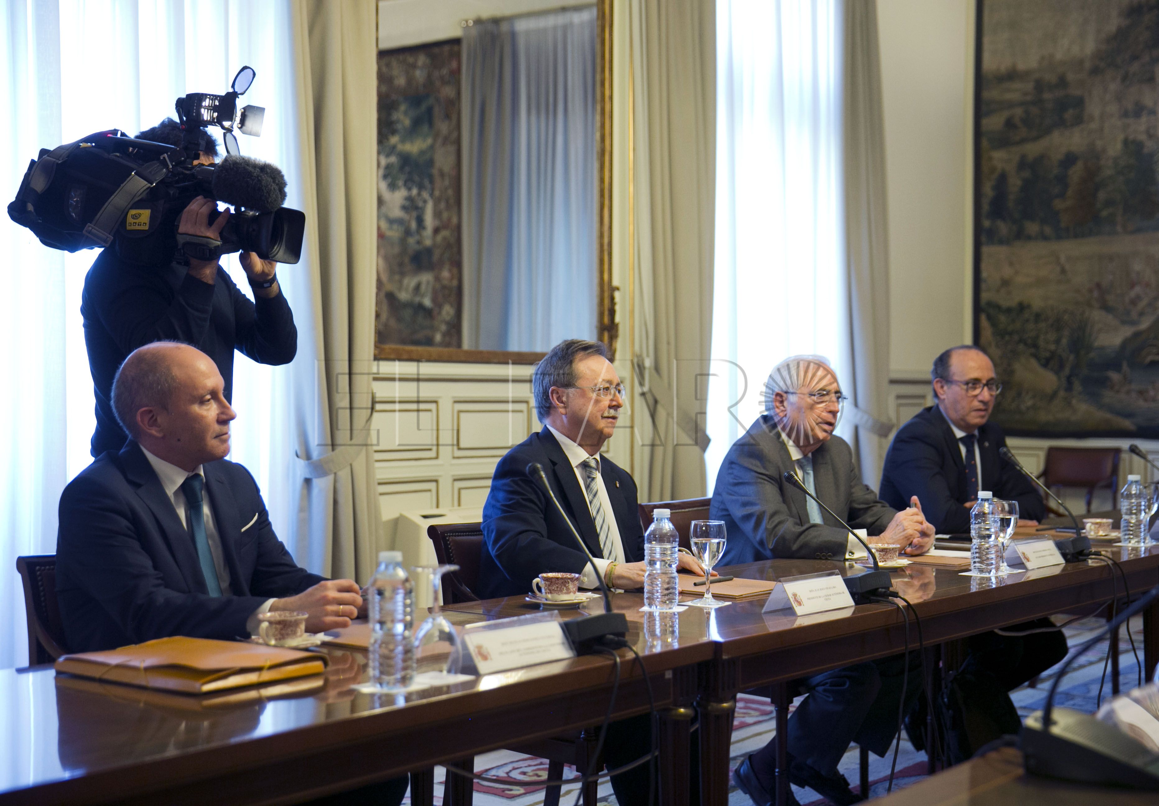 Inmigración y frontera centran la reunión con Sáenz de Santamaría