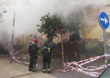 11 1 3 Los Bomberos extinguen un incendio en un piso del barrio Primo de Rivera