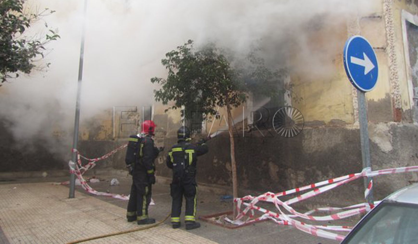 Los Bomberos extinguen un incendio en un piso del barrio Primo de Rivera