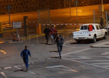 13 1ok Reclaman 7.200 euros a tres jóvenes de la calle por dañar cableado y vallas del puerto