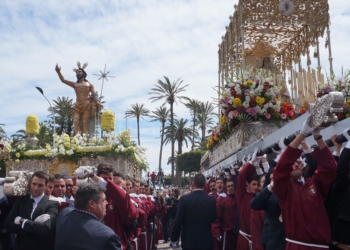 17 1 6 El Resucitado y el Rocío se encuentran para poner fin a esta Semana Santa