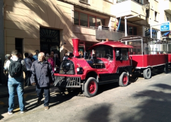 18 1 Usuarios del Centro de Día se suben al tren turístico para conocer la ciudad modernista