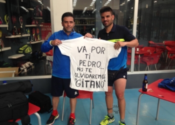 Fran Amador y Fran Mota quisieron dedicarle su buen campeonato en pádel, a un compañero recientemente fallecido.