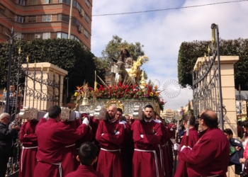 IMG 3123 Cientos de personas arropan a La Pollinica en las calles en el inicio de la Semana Santa