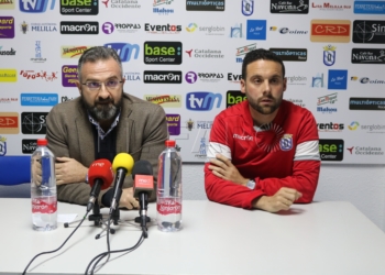El ya exjugador azulino, a la derecha, junto al presidente de la UD Melilla, Luisma Rincón.