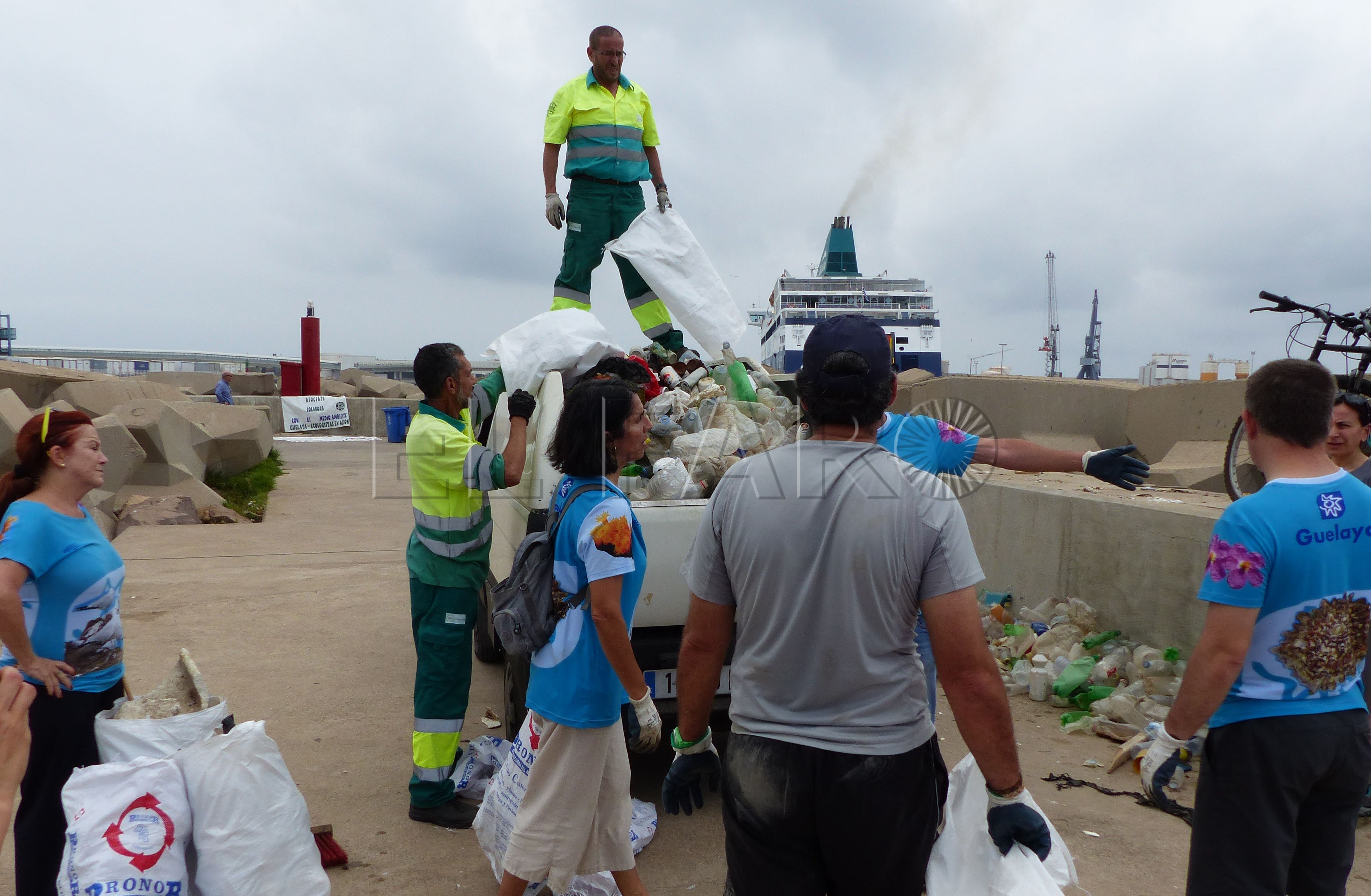 Guelaya recoge 200 kilos de residuos en la escollera del Puerto Noray