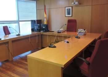 Le quita el móvil a su ex para ver quién la llama, la agrede y le piden dos años