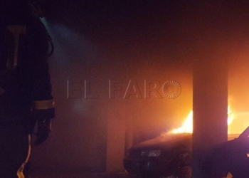 14 01 Los Bomberos sofocan un incendio en un garaje de la urbanización Las Palmeras