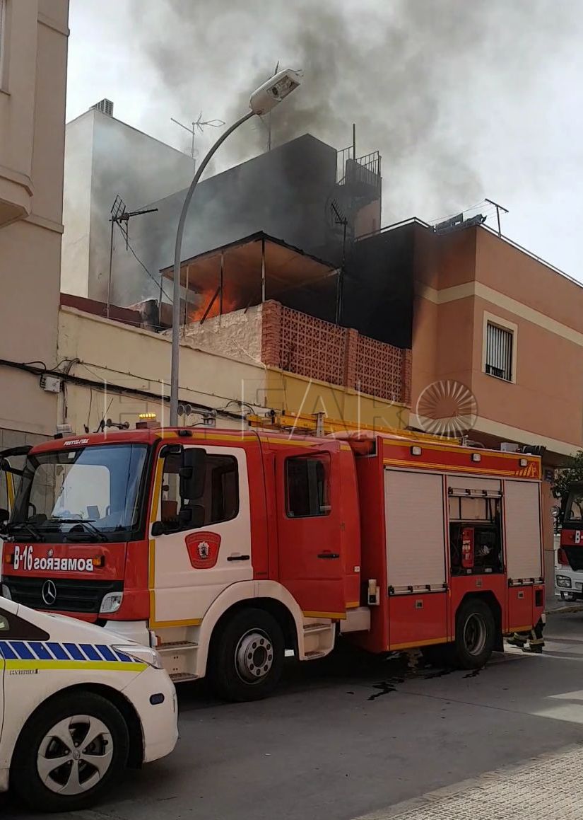 Rescatan a una familia de un fuego en una vivienda en el barrio de la Libertad