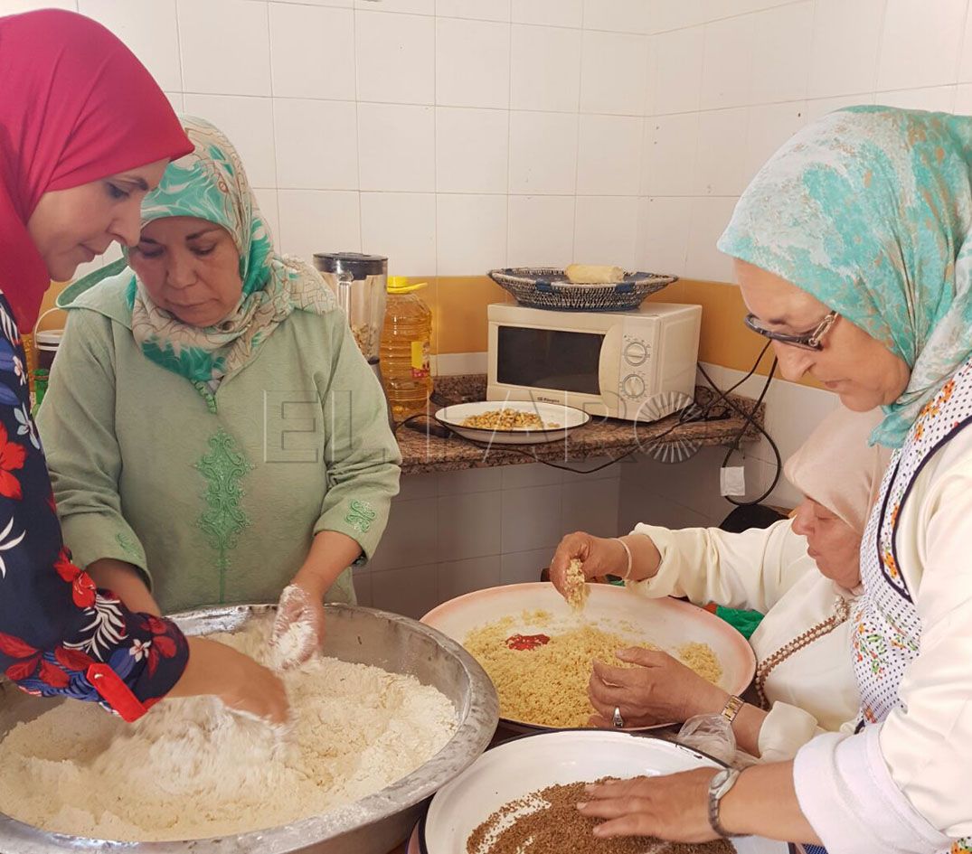 La ONG ‘Entre dos Orillas’ elabora chebakia para los refugiados del CETI