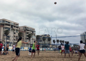 18 2 3 Alumnos del Campus de Melilla juegan en el primer torneo de voley en la playa