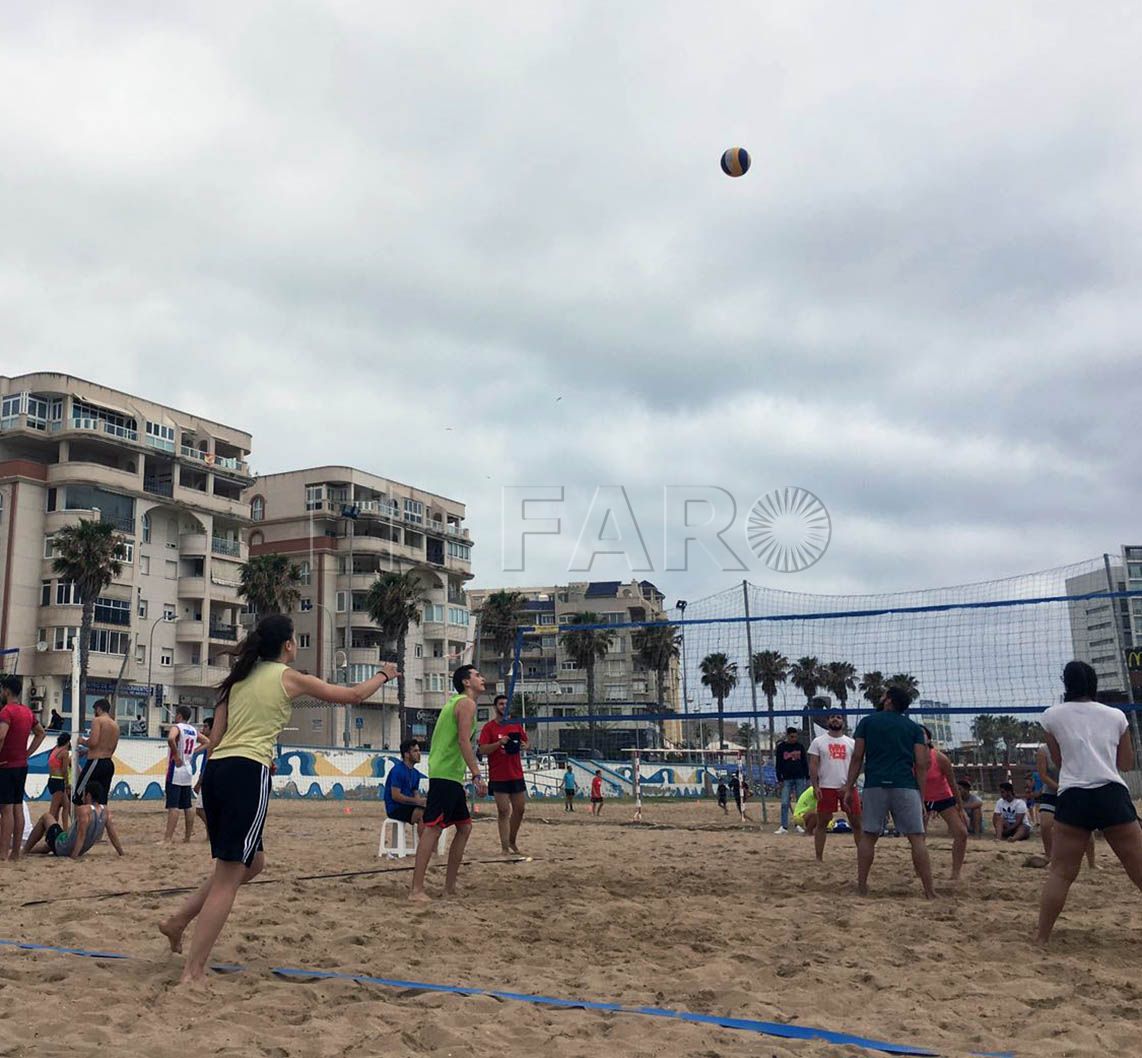 Alumnos del Campus de Melilla juegan en el primer torneo de voley en la playa