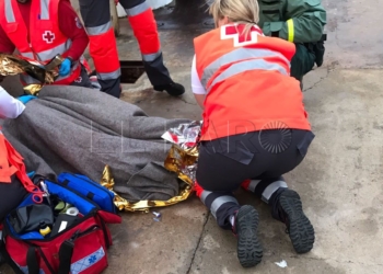 2 1 3 Rescatan a 22 inmigrantes, 2 de ellos niños, de una patera que se estaba deshinchando