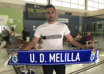El nuevo entrenador de la UD Melilla, a su llegada en la tarde de ayer, al aeropuerto de nuestra ciudad