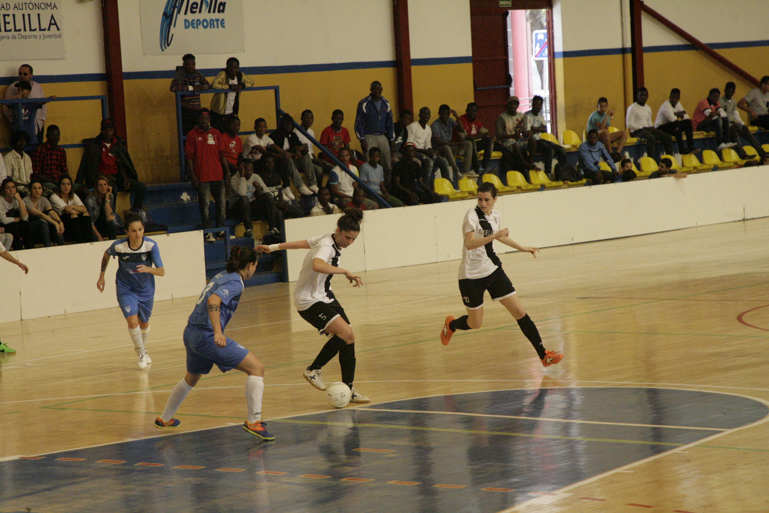 Las chicas se aupan a la tercera plaza