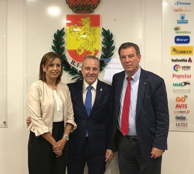 El consejero de Deportes se reúne con la Federación Española de Balonmano